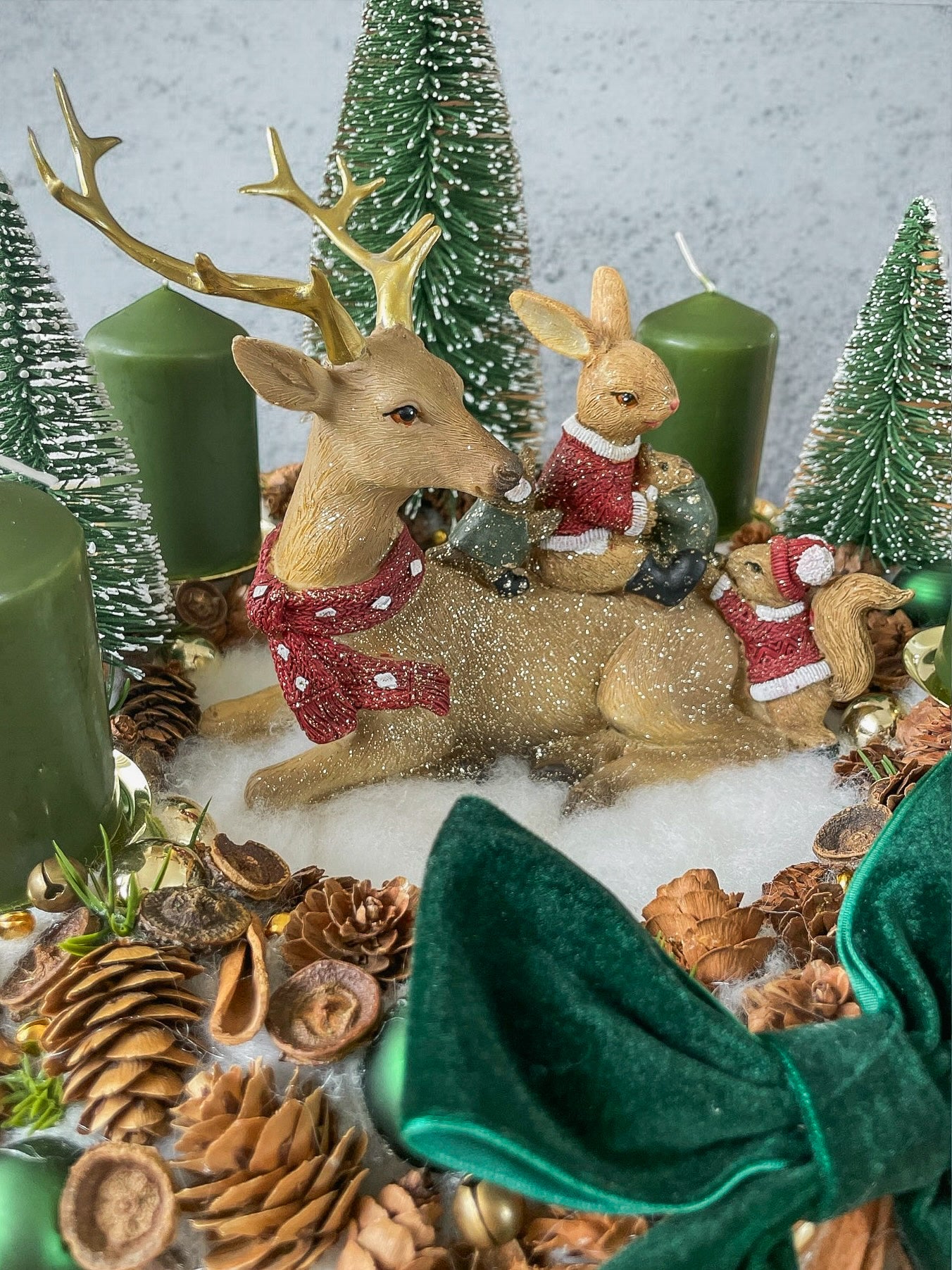 Hirsch mit seinen Freunden Adventskranz