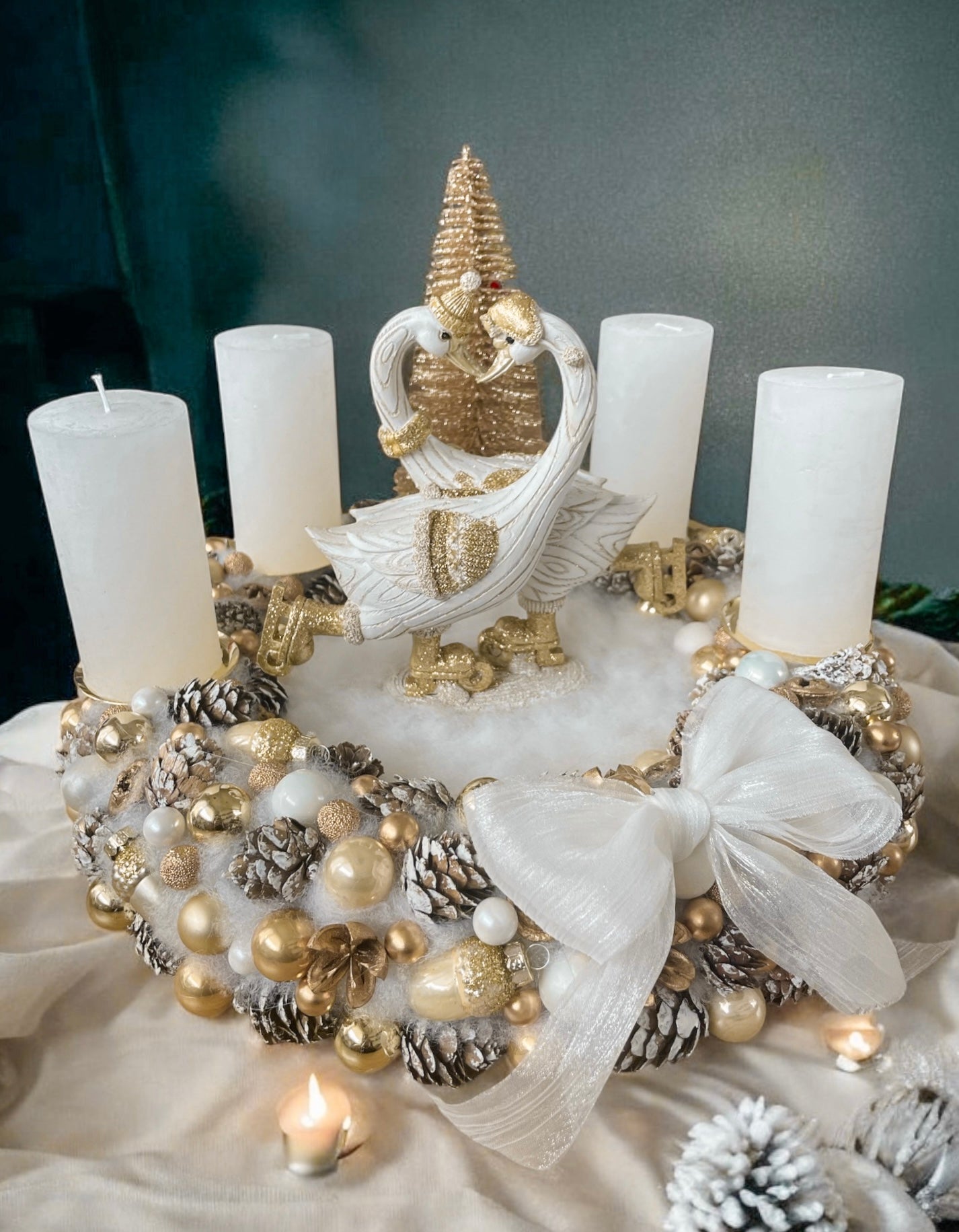 Gross schlittschuchlaufenden Schwane Adventskranz