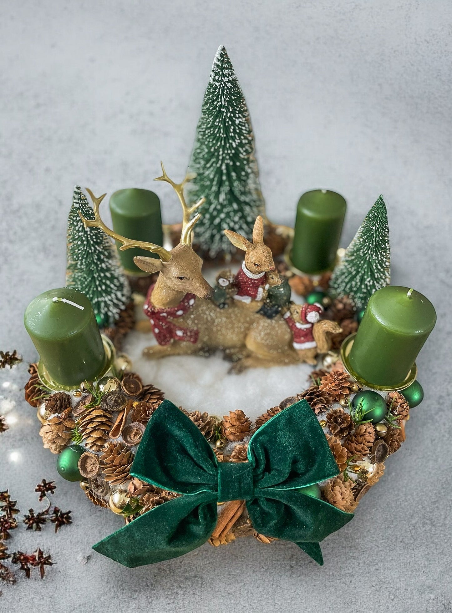Hirsch mit seinen Freunden Adventskranz