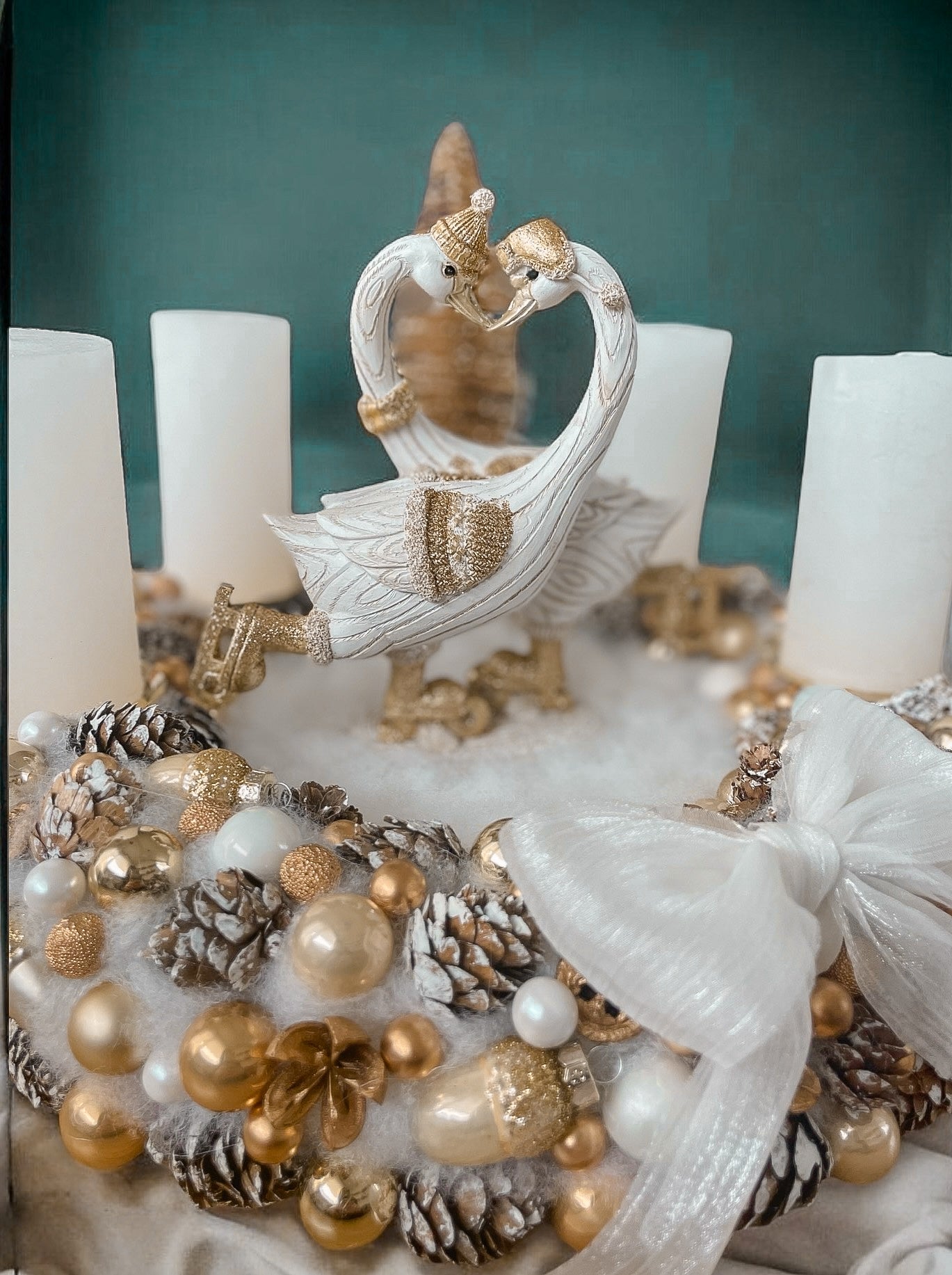 Gross schlittschuchlaufenden Schwane Adventskranz